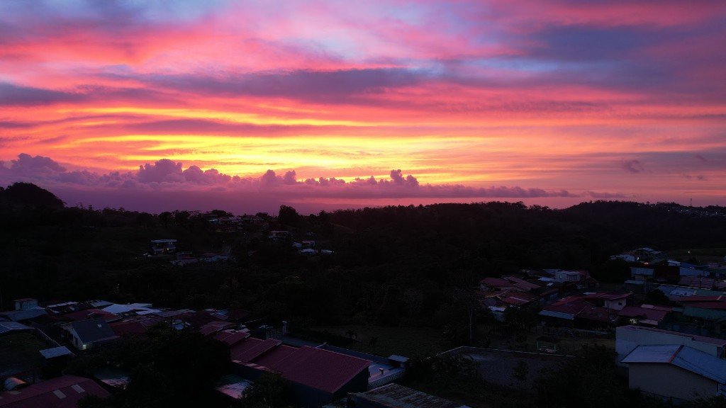 Atardecer sobre un pueblo en la zona norte