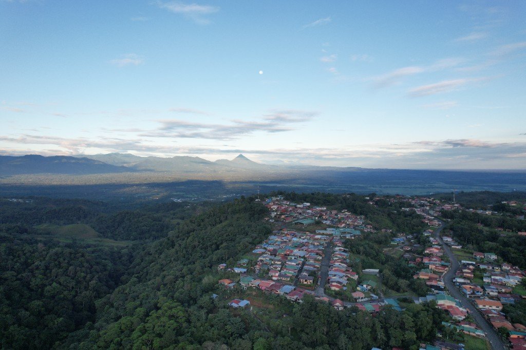 Vista aérea del volcán Arenal y comunidades cercanas